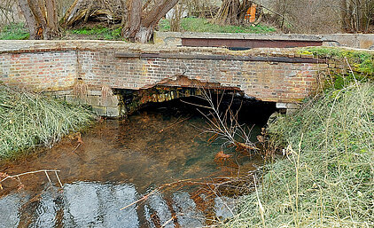 Schadhafte Brücke über den Hauptseegraben. Dieses Bauwerk muss saniert werden.
