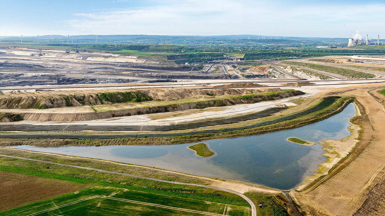 Das Flachwasser-Biotop am Rand des Tagebau-Abbaugebietes, © RWE Power