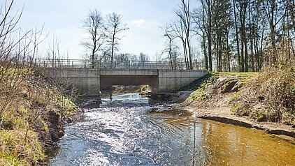 Harrier-Brücke als Drosselbauwerk